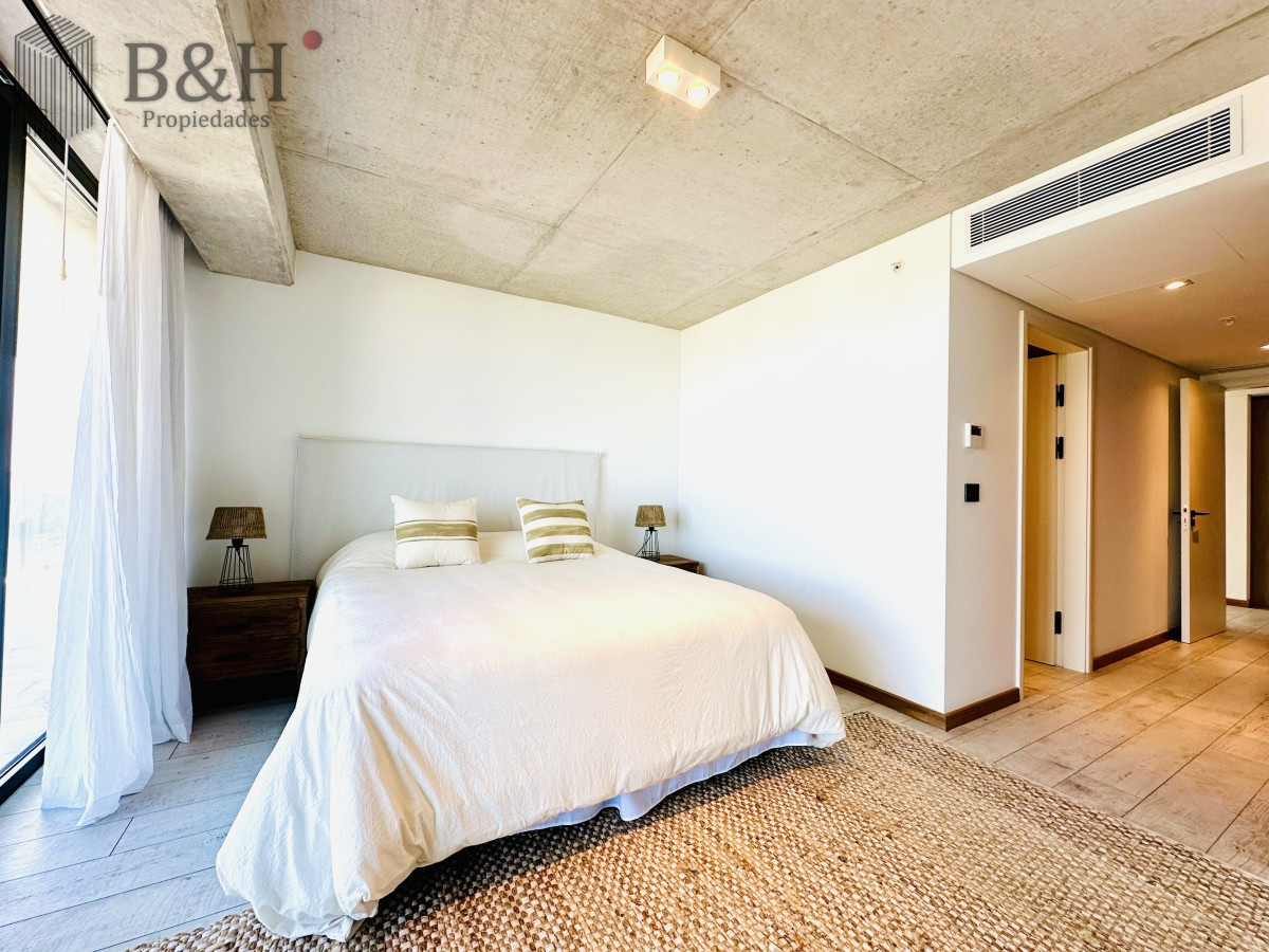 Apartamento ID.2283 - Venta de Apartamento de 1 Dormitorio en suite piso alto de Torre Surfside Village, Punta del Este