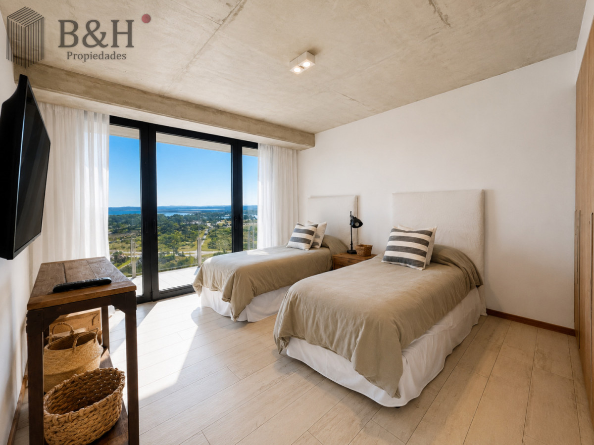 Apartamento ID.7669 - Espectacular Apartamento de 2 Dormitorios y Medio, piso alto, Torre Surfside, Punta del Este