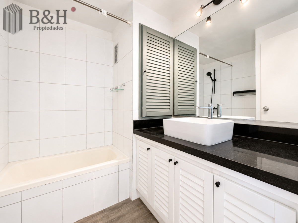 Apartamento ID.319 - Venta y alquiler anual de amplio apartamento de tres dormitorios completamente reciclado sobre Roosevelt, Punta del Este