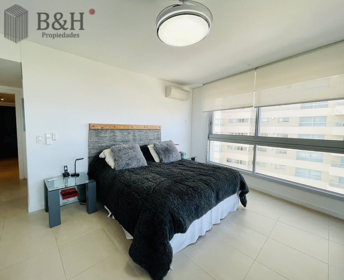 Apartamento ID.1233 - Venta y alquiler de departamento esquinero de tres dormitorios mas dependencia de servicio, Torre LE PARC, playa Brava. Punta del Este