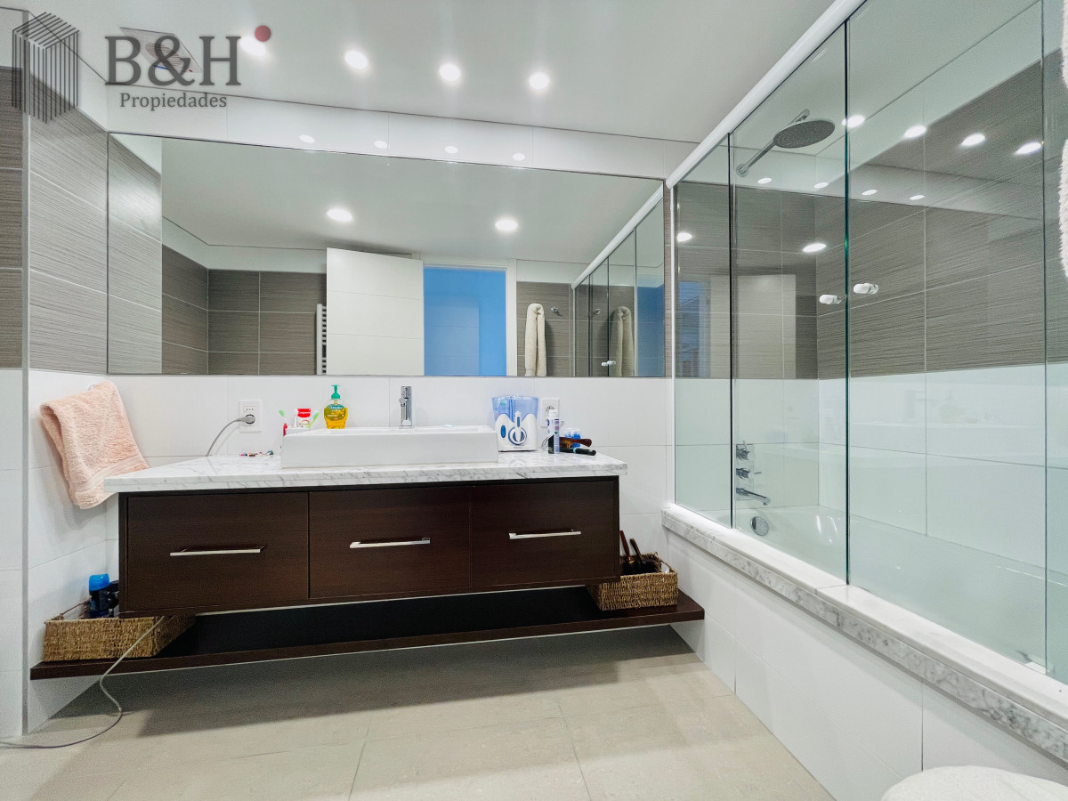 Apartamento ID.4465 -  Exclusivo Penthouse de 3 Dormitorios con Vistas panorámicas a Playa Brava, en Venta
