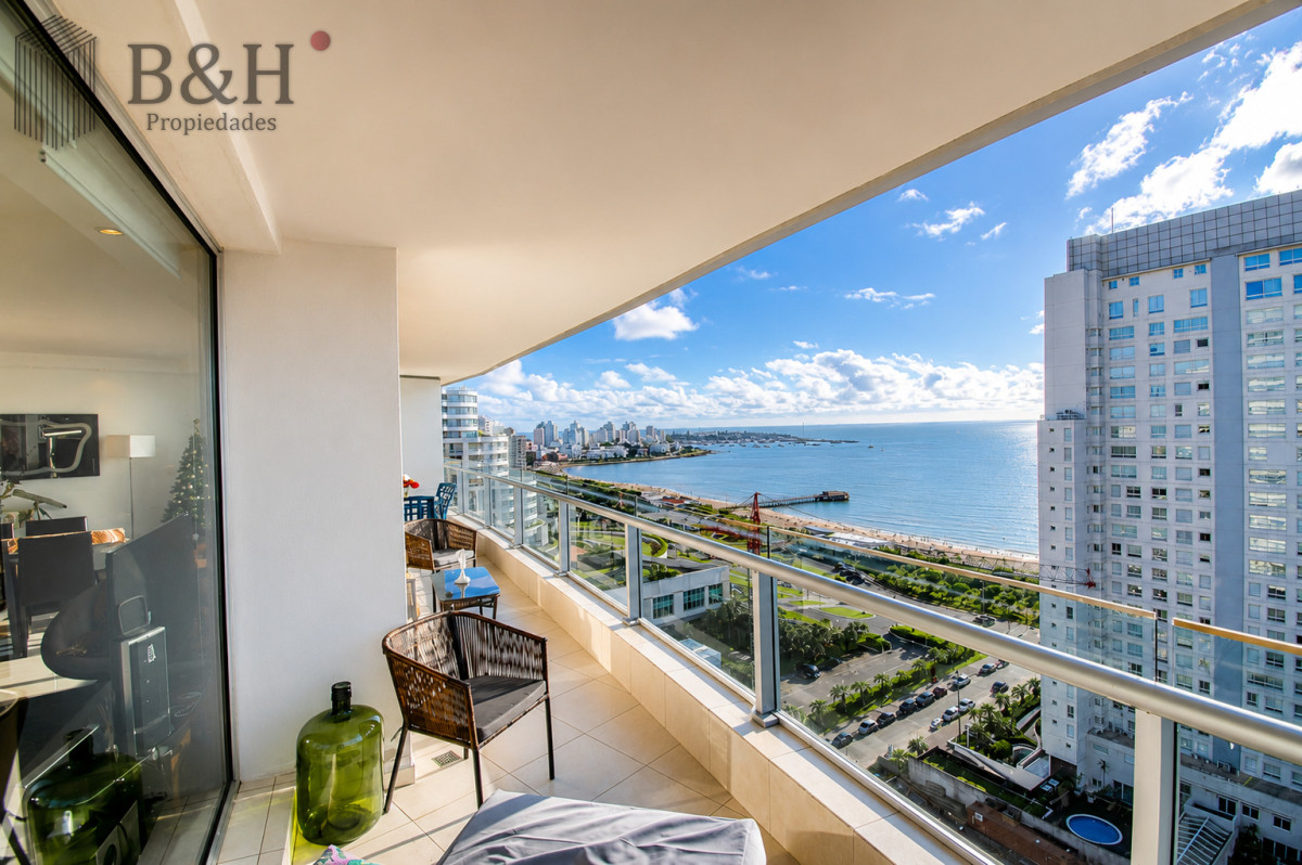 Apartamento ID.395 - Venta de apartamento de tres dormitorios más dependencia en playa Mansa, Punta del Este