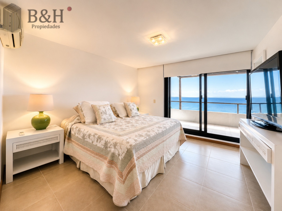 Apartamento ID.6472 - Excelente y amplio departamento duplex en venta de 3 dormitorios mas dependencia con parrillero, Punta Ballena