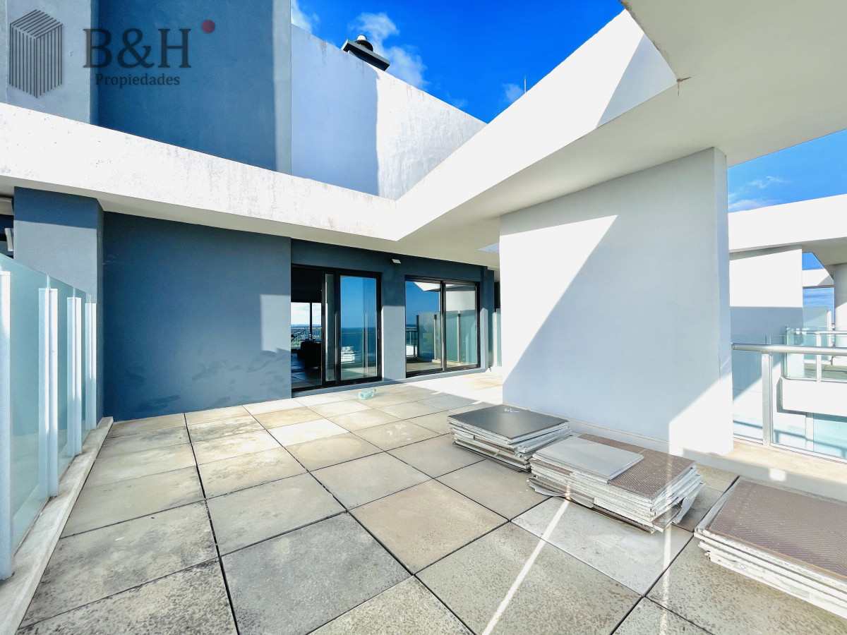 Apartamento ID.4465 -  Exclusivo Penthouse de 3 Dormitorios con Vistas panorámicas a Playa Brava, en Venta