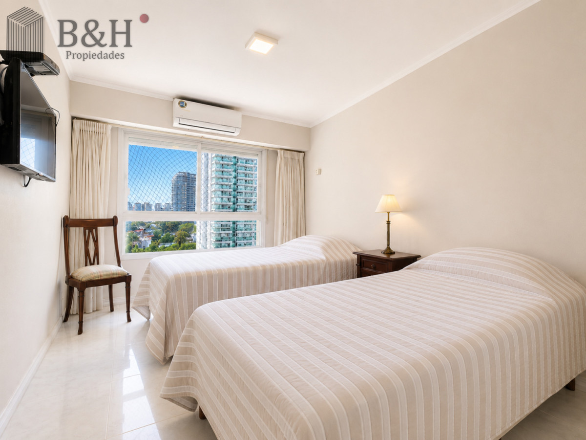 Apartamento ID.2030 - Apartamento de 3 Dormitorios sobre Playa Mansa, en Venta y Alquiler