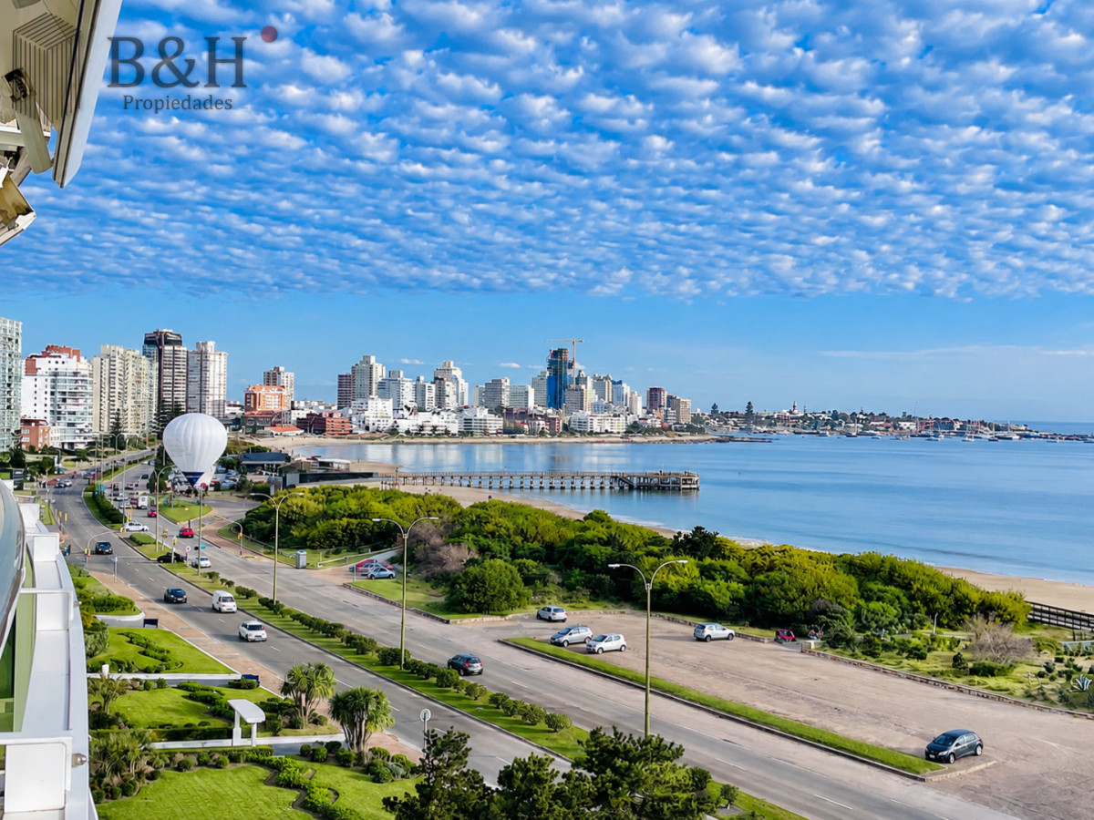 Apartamento ID.2030 - Apartamento de 3 Dormitorios sobre Playa Mansa, en Venta y Alquiler