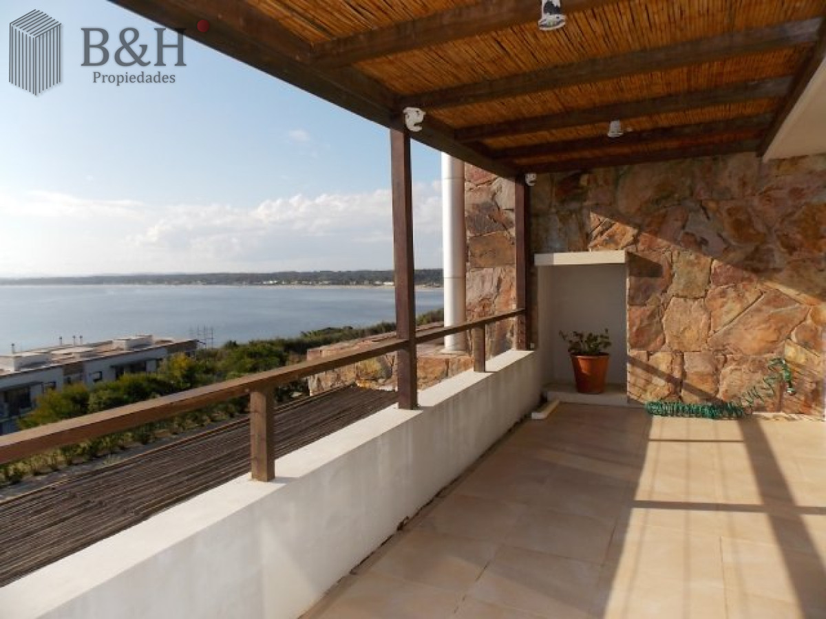 Apartamento ID.6472 - Excelente y amplio departamento duplex en venta de 3 dormitorios mas dependencia con parrillero, Punta Ballena
