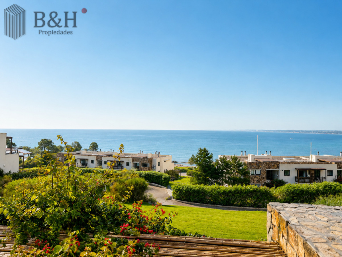 Apartamento ID.6472 - Excelente y amplio departamento duplex en venta de 3 dormitorios mas dependencia con parrillero, Punta Ballena