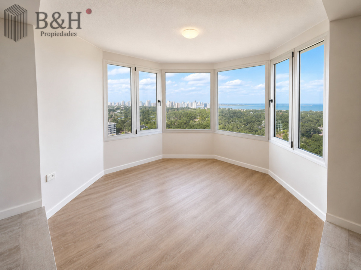 Apartamento ID.319 - Venta y alquiler anual de amplio apartamento de tres dormitorios completamente reciclado sobre Roosevelt, Punta del Este