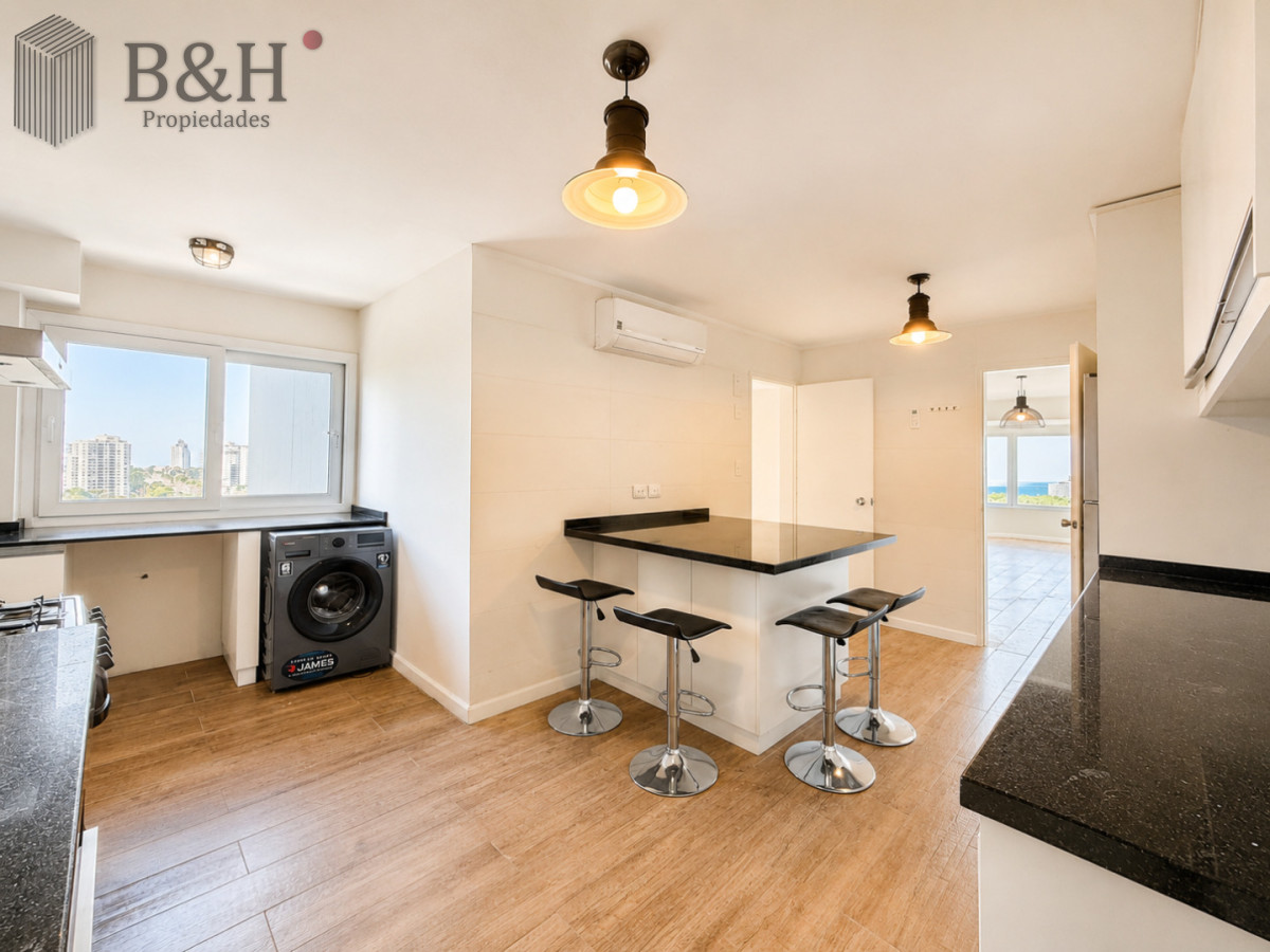 Apartamento ID.319 - Venta y alquiler anual de amplio apartamento de tres dormitorios completamente reciclado sobre Roosevelt, Punta del Este