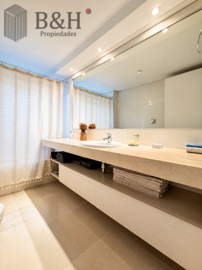 Apartamento ID.6544 - Venta de apartamento de 3 dormitorios sobre primera fila de Playa Brava, Punta del Este