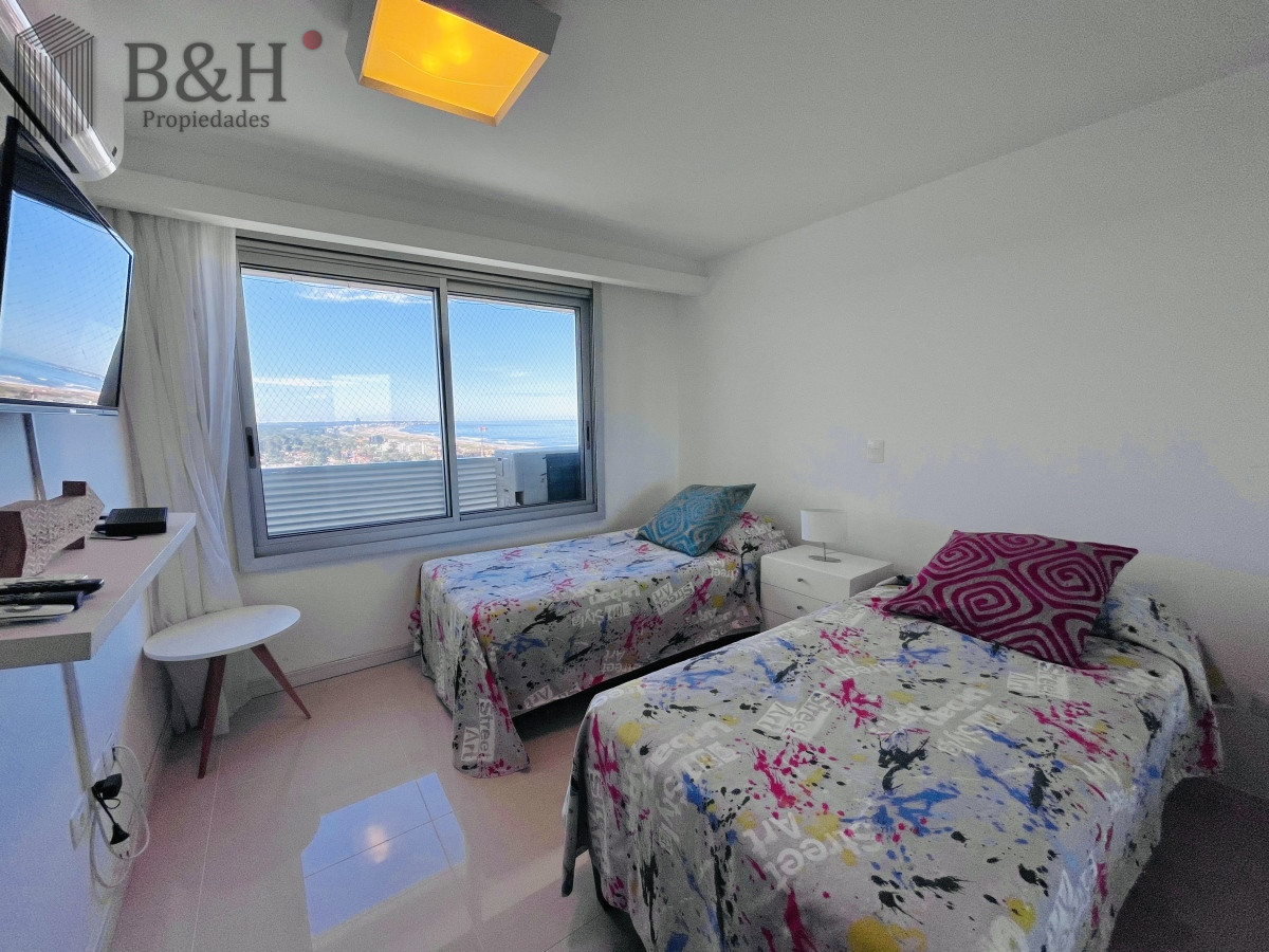 Apartamento ID.3294 - Apartamento con Vista al Mar de 3 Dormitorios y Dependencia + Parrillero en Playa Brava, Punta del Este 
