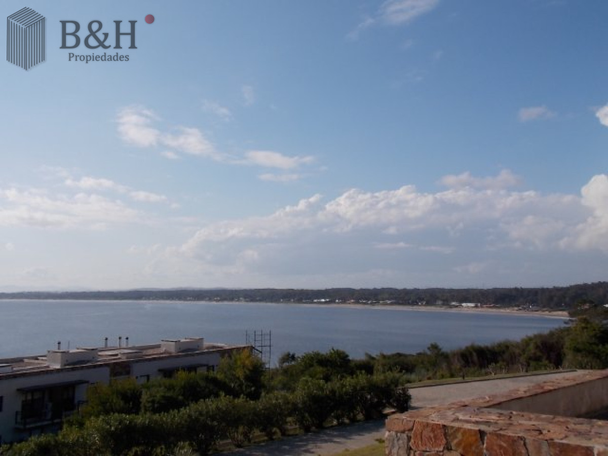 Apartamento ID.6472 - Excelente y amplio departamento duplex en venta de 3 dormitorios mas dependencia con parrillero, Punta Ballena