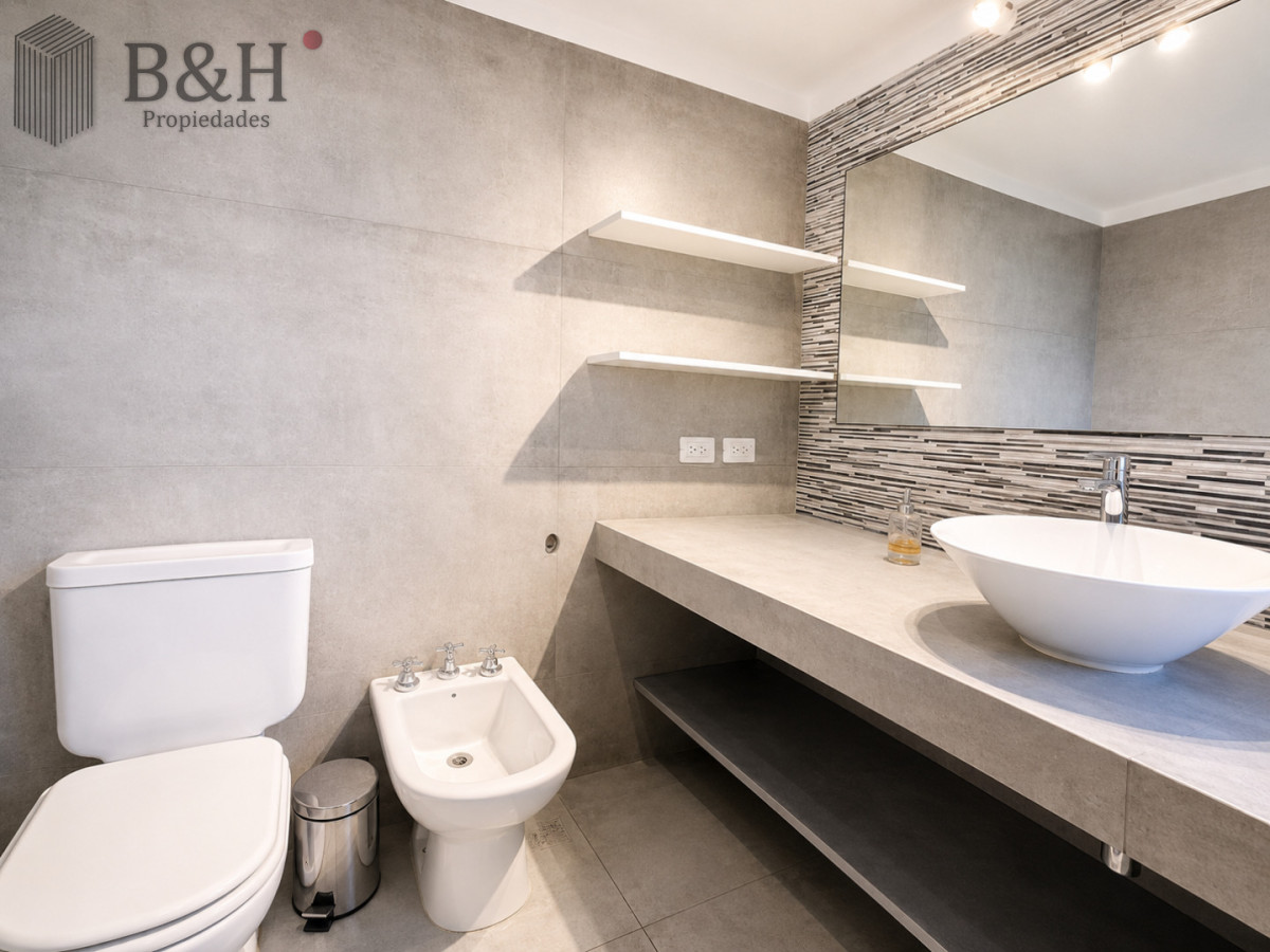Apartamento ID.319 - Venta y alquiler anual de amplio apartamento de tres dormitorios completamente reciclado sobre Roosevelt, Punta del Este