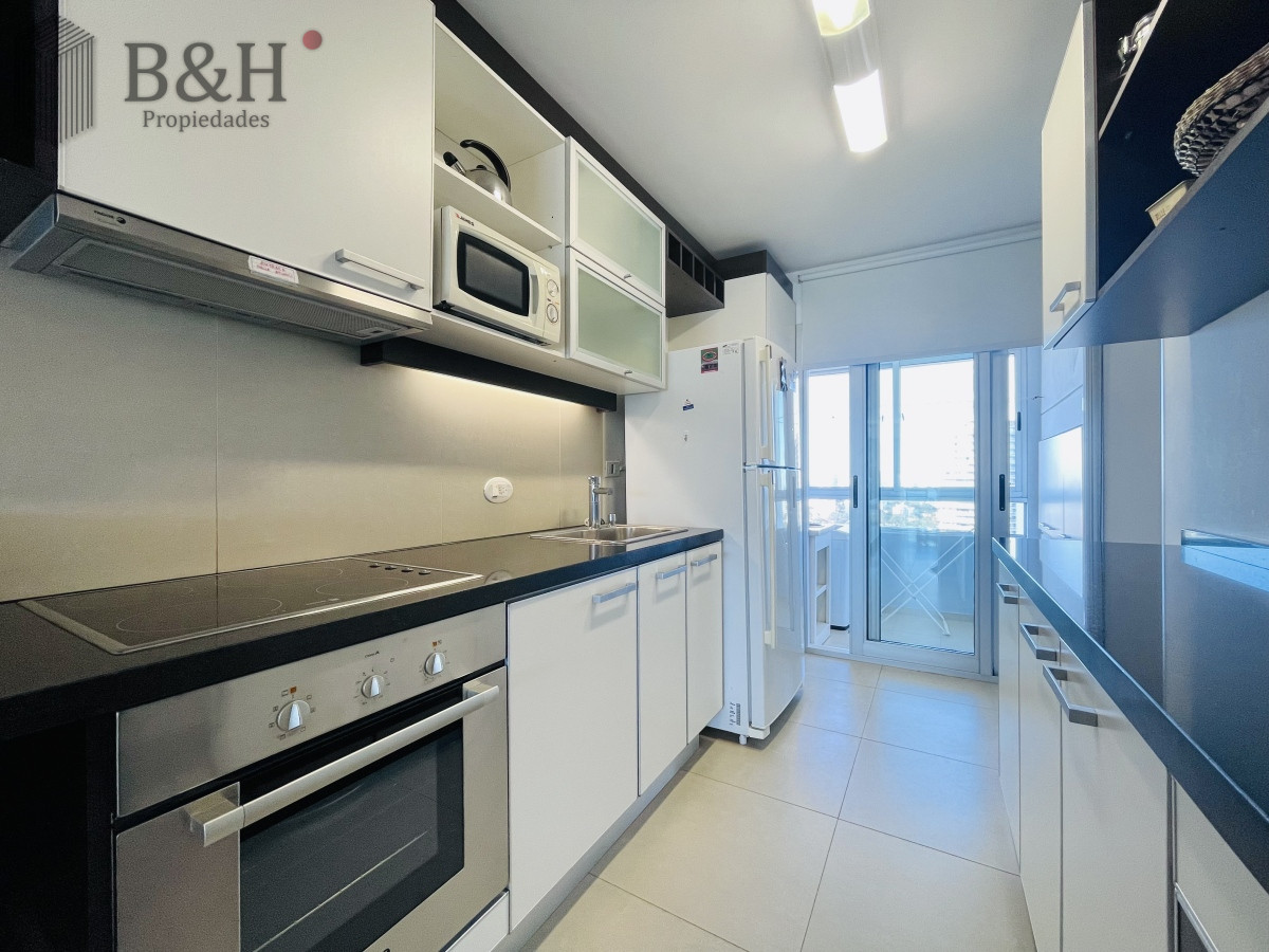 Apartamento ID.3186 - Apartamento con Vista al Mar de 2 Dormitorios a Una Cuadra de la Playa, Punta del Este