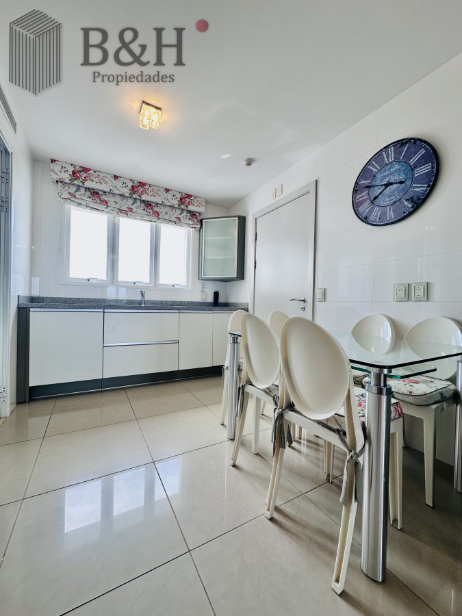 Apartamento ID.4496 - Lujoso Penthouse de 4 Dormitorios con Vista al Mar sobre Playa Mansa, Punta del Este