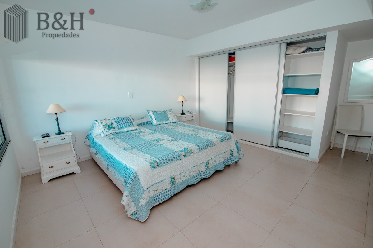 Apartamento ID.852 - Oportunidad en Venta de Apartamento de planta baja con salida al jardín de tres dormitorios en Playa Montoya