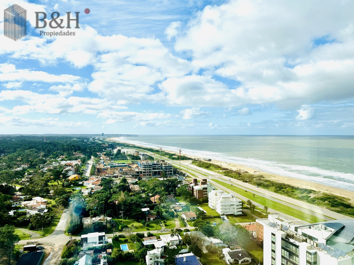Apartamento ID.5441 - Moderno Penthouse con Vista al Mar, en Playa Brava, 3 Dormitorios con Parrillero y Dependencia de servicio