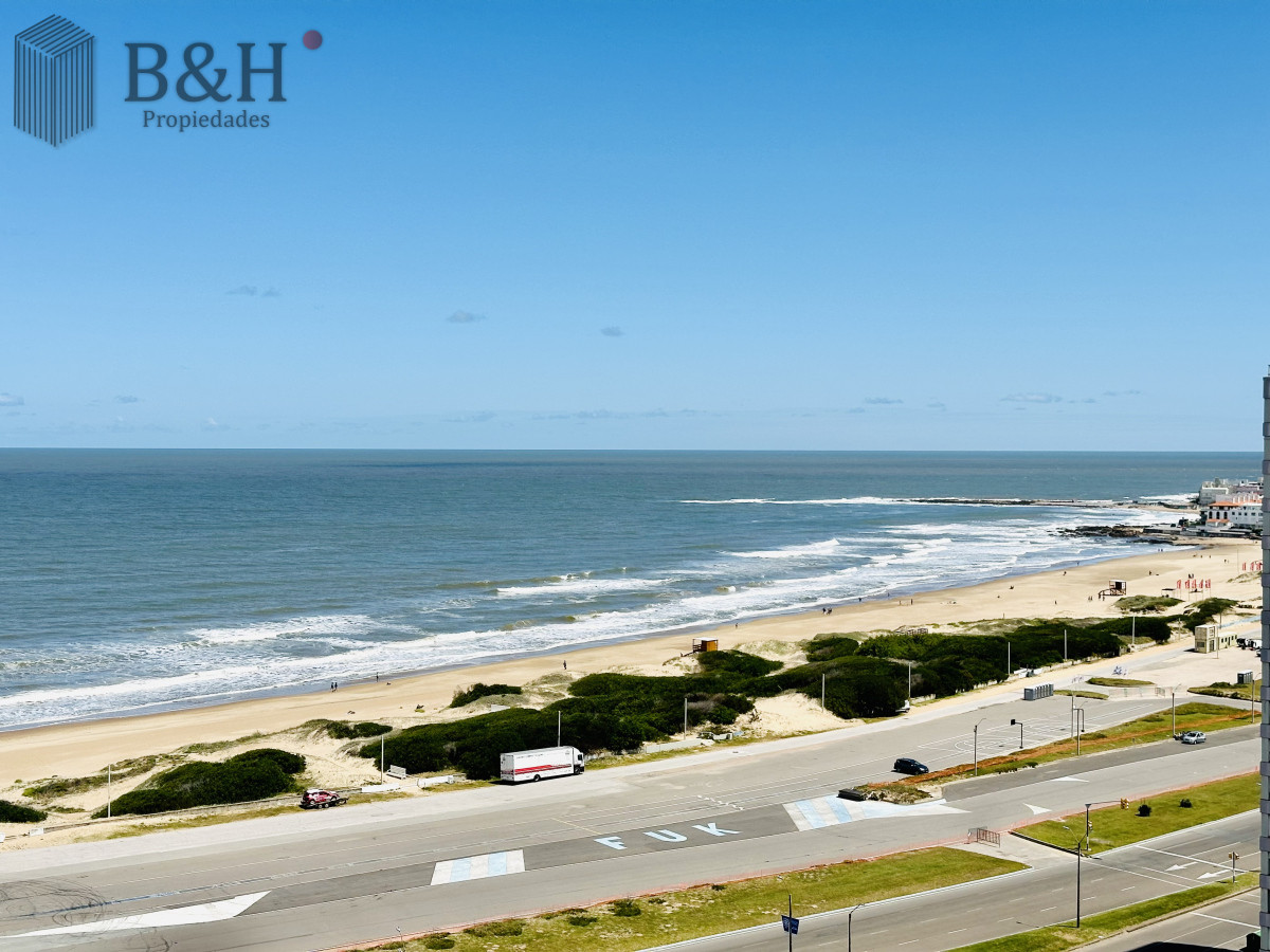 Venta de apartamento con vista al mar y muy luminoso de 2 dormitorios con 2 baños, Playa Brava Aidy Grill, Punta del Este - BYH6873A