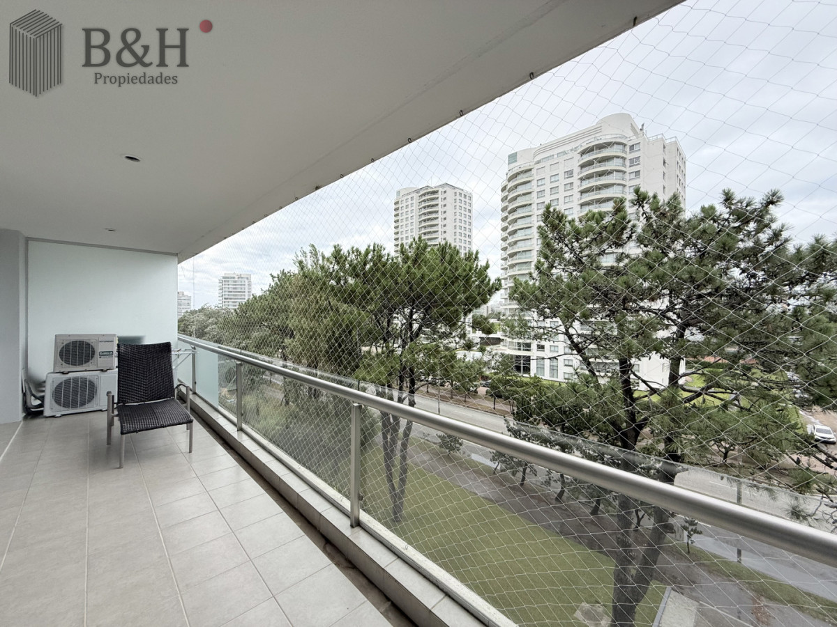 Apartamento ID.6866 - Alquiler Anual Moderno Apartamento de 2 Dormitorios, Roosevelt cerca de Playa Brava