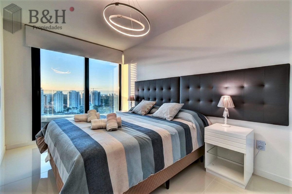 Apartamento ID.1241 - Alquiler temporario de apartamento de dos dormitorios con dos baños a pasos de la Playa y centro comercial, Punta del Este