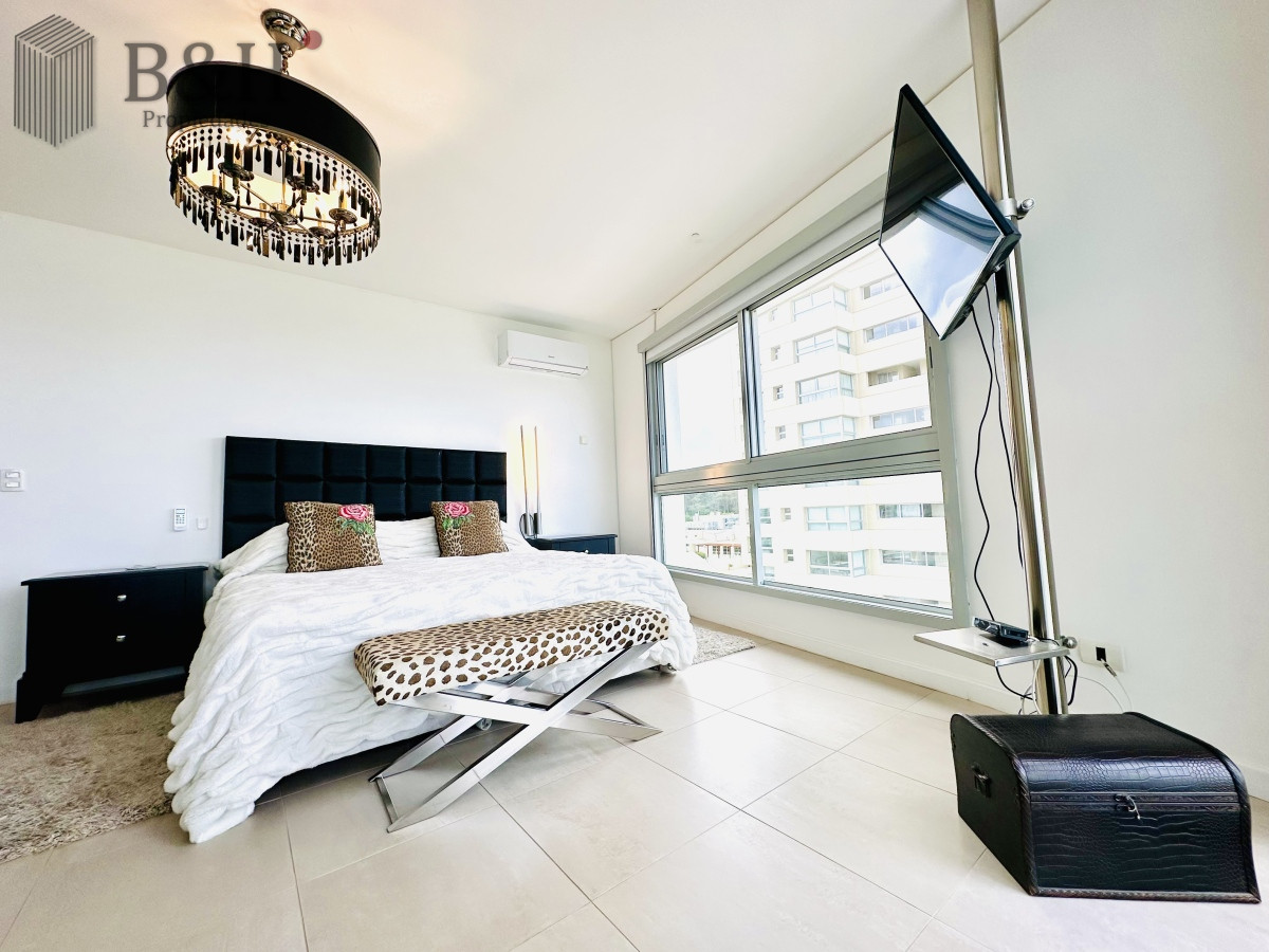 Apartamento ID.2690 - Oportunidad en Venta y Alquiler temporal de maravilloso departamento esquinero en Torre Le Parc, Playa Brava, Punta del Este