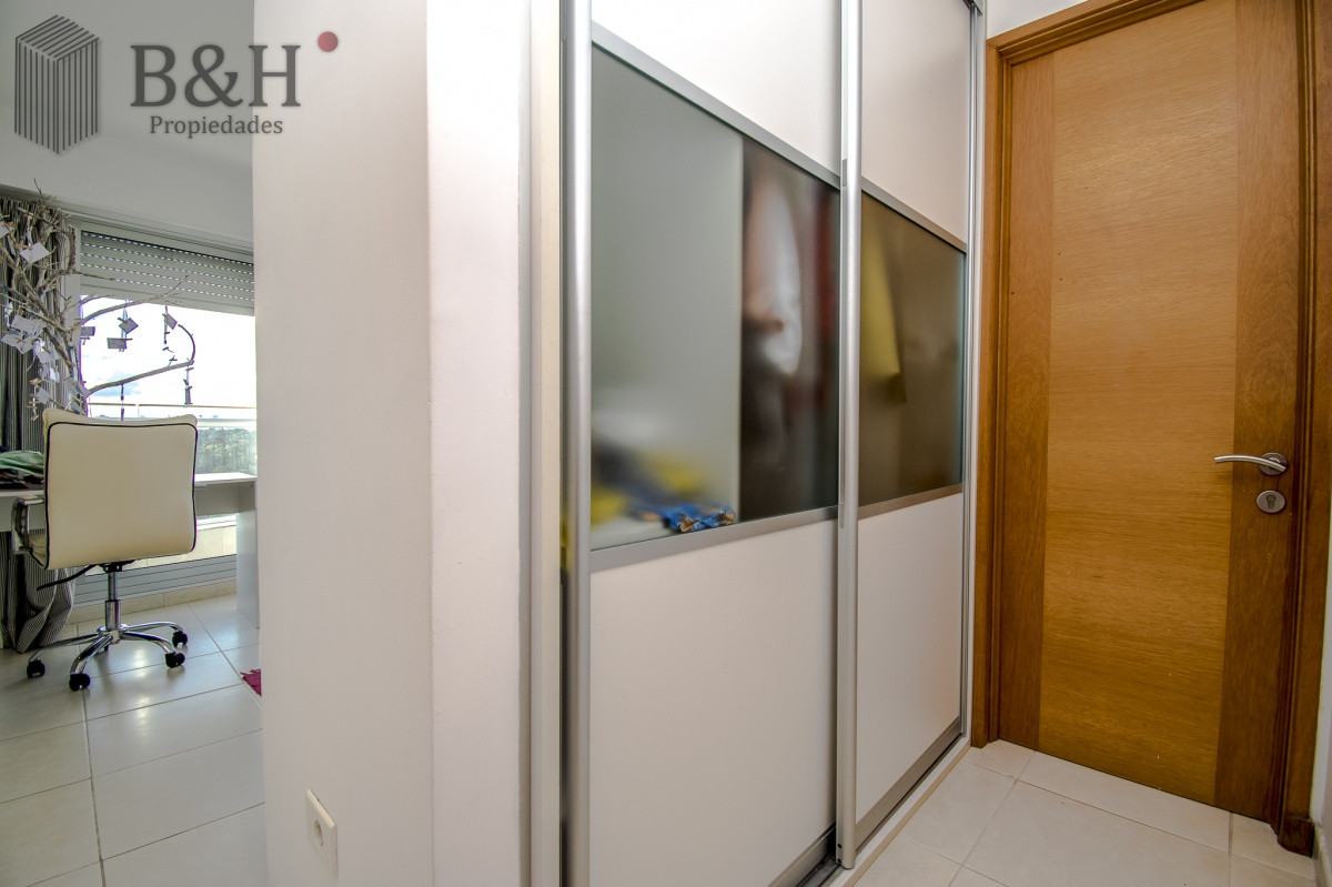 Apartamento ID.395 - Venta de apartamento de tres dormitorios más dependencia en playa Mansa, Punta del Este
