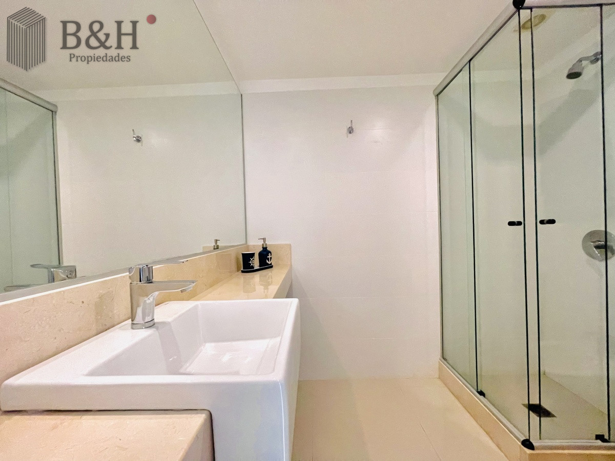 Apartamento ID.350 - Apartamento de 3 Dormitorios y Parrillero Frente al Mar, Playa Mansa