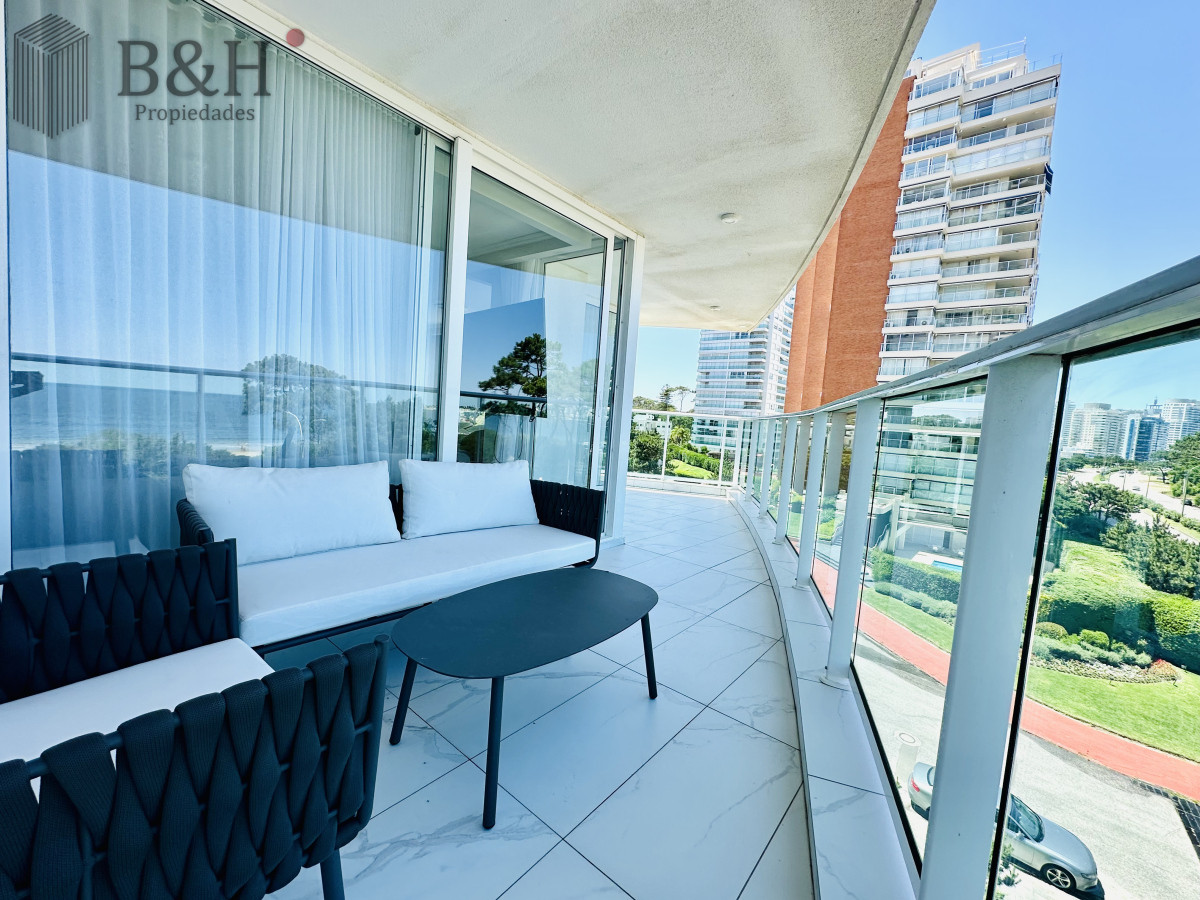 Apartamento ID.3916 - Apartamento Frente al Mar de 3 Dormitorios y Dependencia en Playa Mansa, Punta del Este 