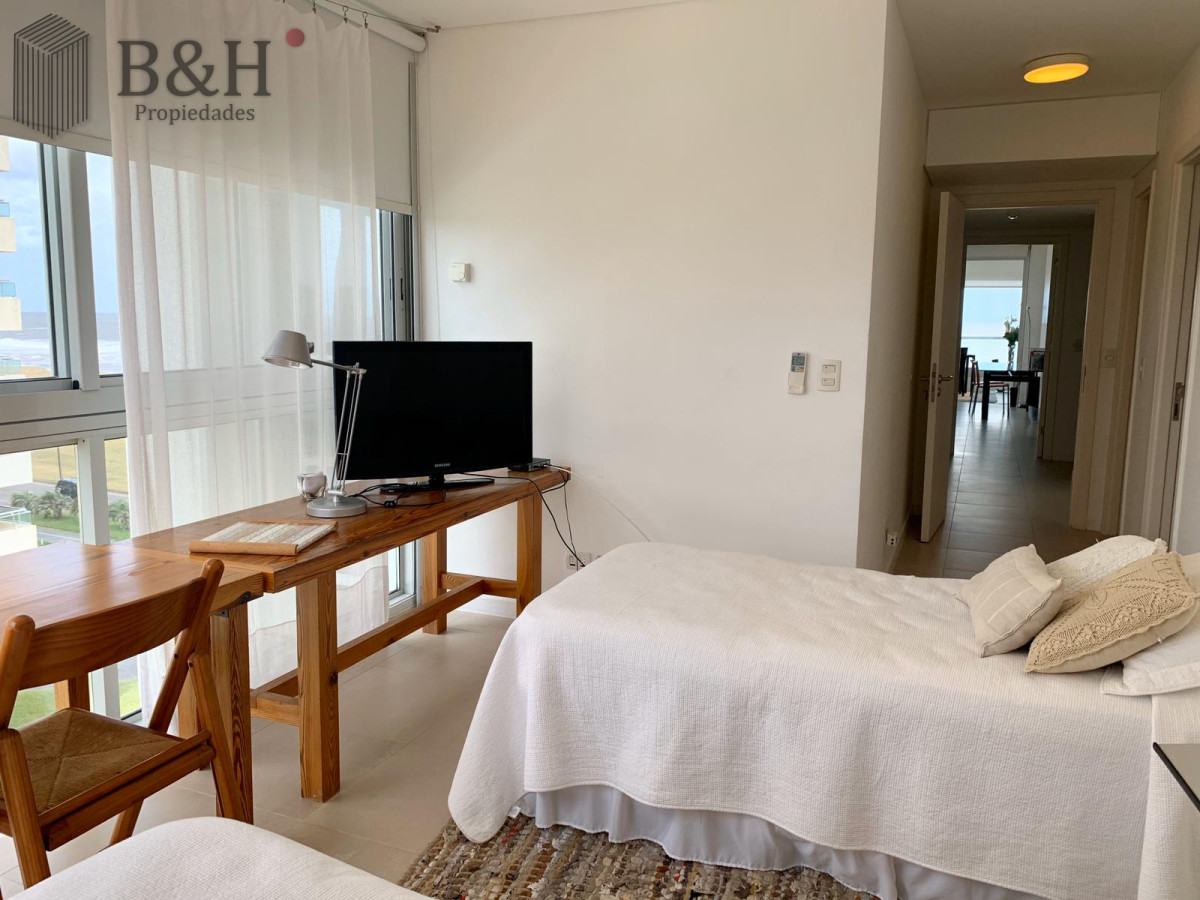 Apartamento ID.1233 - Venta y alquiler de departamento esquinero de tres dormitorios mas dependencia de servicio, Torre LE PARC, playa Brava. Punta del Este