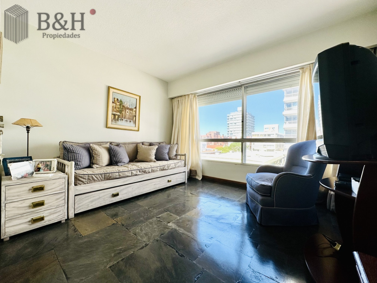 Apartamento ID.1487 - Venta y alquiler temporario de apartamento de gran metraje con tres dormitorios mas dependencia de servicio en Peninsula de Punta del Este