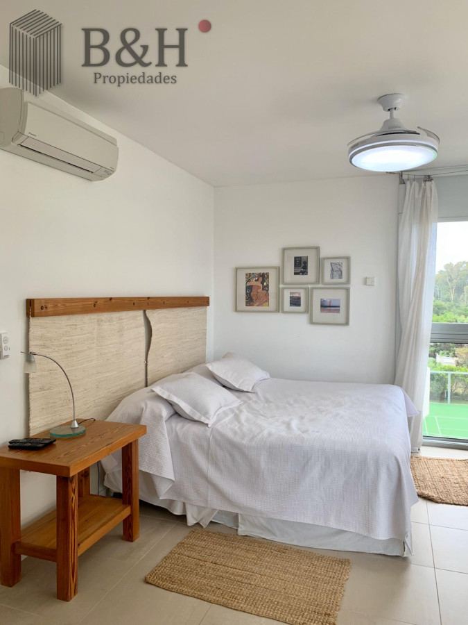 Apartamento ID.1233 - Venta y alquiler de departamento esquinero de tres dormitorios mas dependencia de servicio, Torre LE PARC, playa Brava. Punta del Este