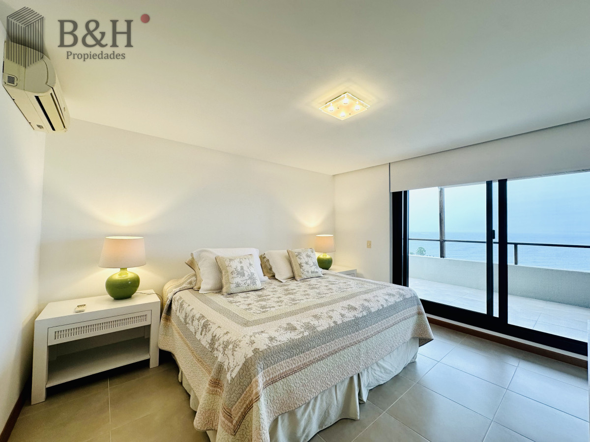 Apartamento ID.6472 - Excelente y amplio departamento duplex en venta de 3 dormitorios mas dependencia con parrillero, Punta Ballena