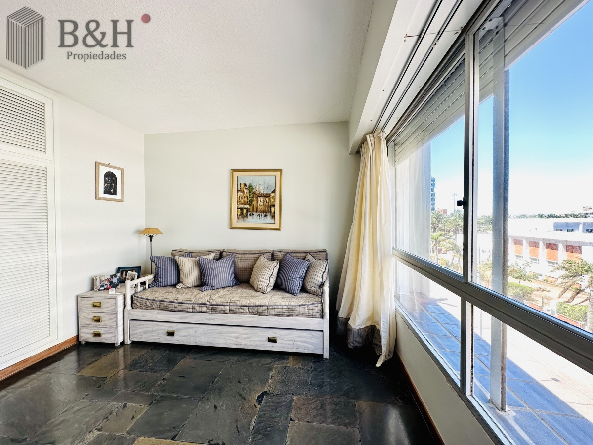 Apartamento ID.1487 - Venta y alquiler temporario de apartamento de gran metraje con tres dormitorios mas dependencia de servicio en Peninsula de Punta del Este