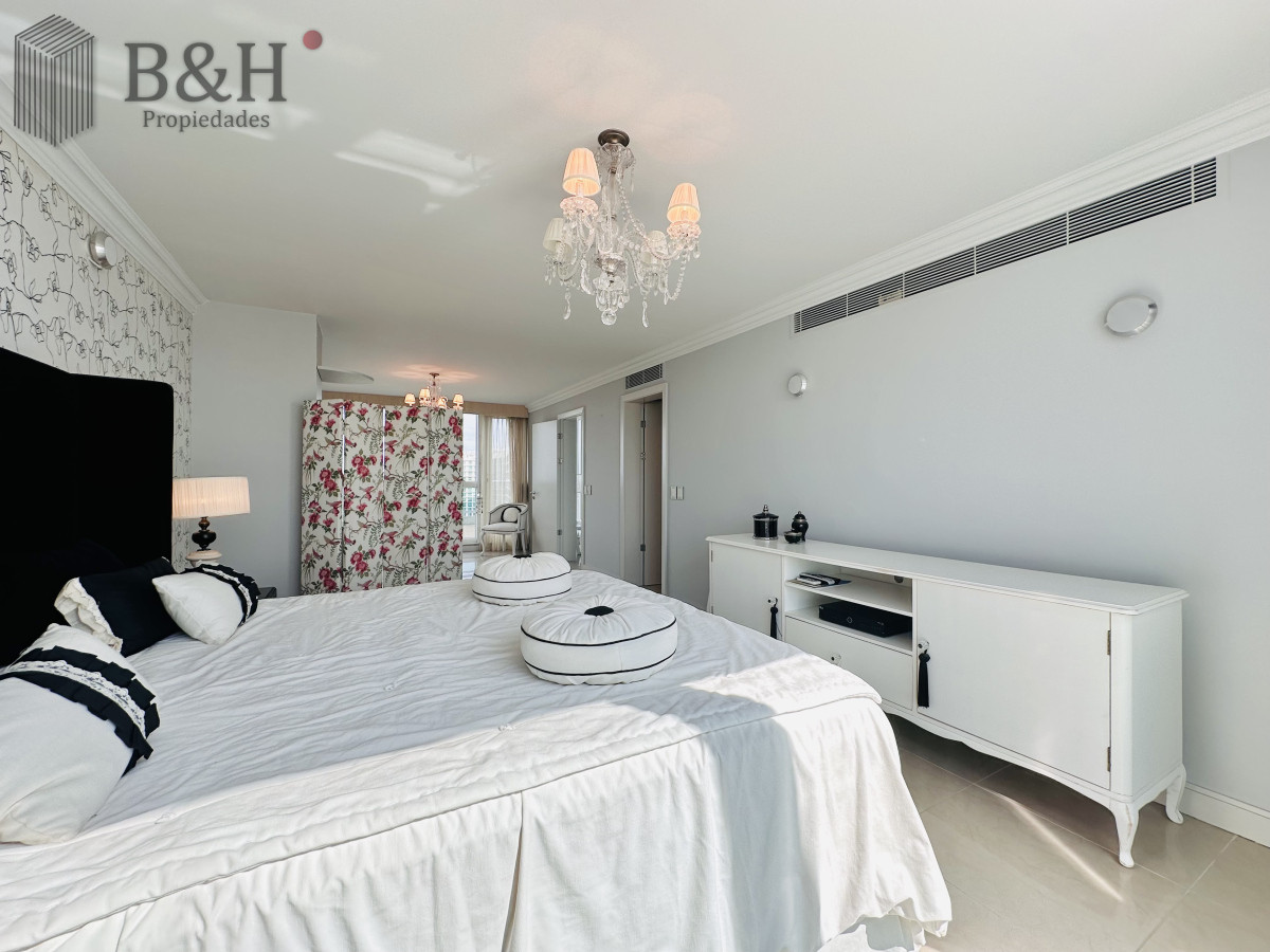 Apartamento ID.4496 - Lujoso Penthouse de 4 Dormitorios con Vista al Mar sobre Playa Mansa, Punta del Este