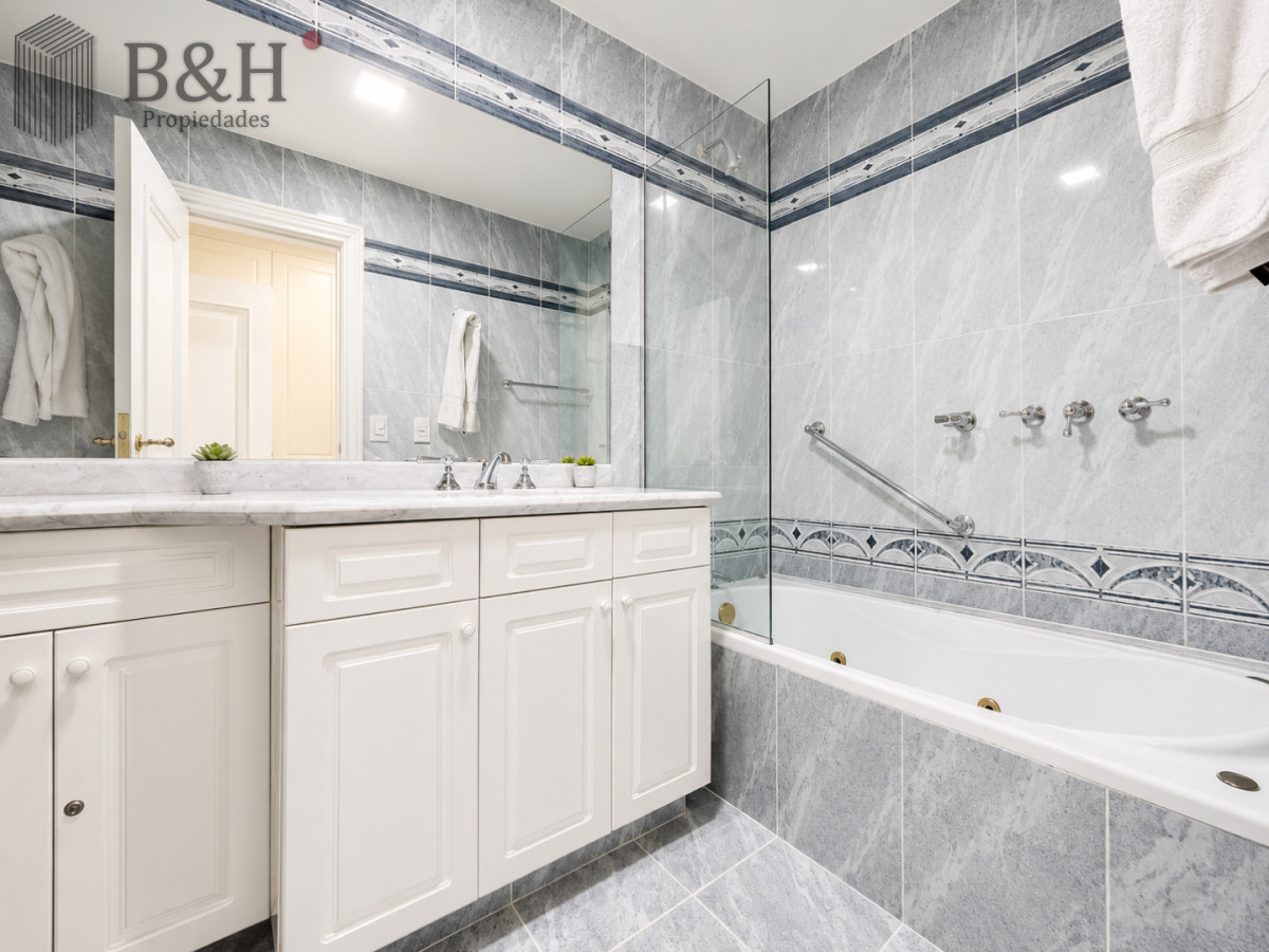Apartamento ID.2030 - Apartamento de 3 Dormitorios sobre Playa Mansa, en Venta y Alquiler
