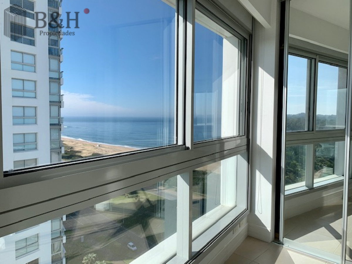 Apartamento ID.5732 - Venta y alquiler temporario de apartamento de tres dormitorios mas dependencia de servicio en Playa Brava