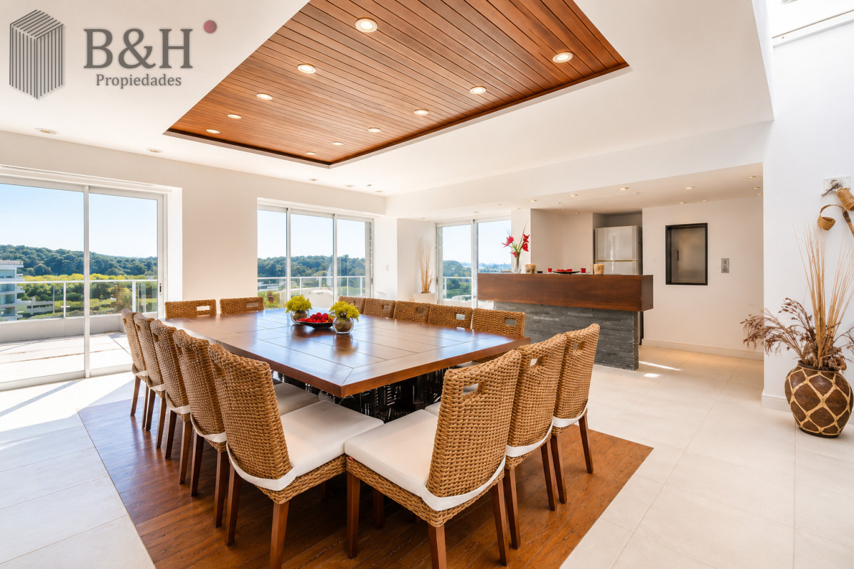 Apartamento ID.7942 - Exclusivo Penthouse de 6 Dormitorios y Barbacoa en Venta Frente al Mar, Rincón del Indio Punta del Este