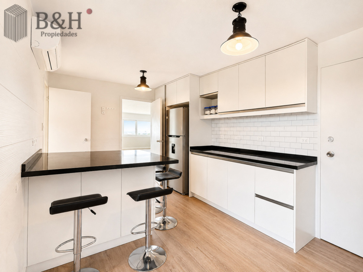 Apartamento ID.319 - Venta y alquiler anual de amplio apartamento de tres dormitorios completamente reciclado sobre Roosevelt, Punta del Este