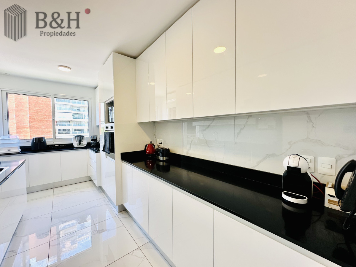 Apartamento ID.3916 - Apartamento Frente al Mar de 3 Dormitorios y Dependencia en Playa Mansa, Punta del Este 