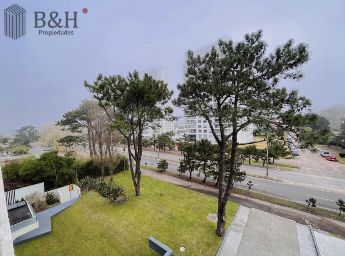 Apartamento ID.6866 - Alquiler Anual Moderno Apartamento de 2 Dormitorios, Roosevelt cerca de Playa Brava