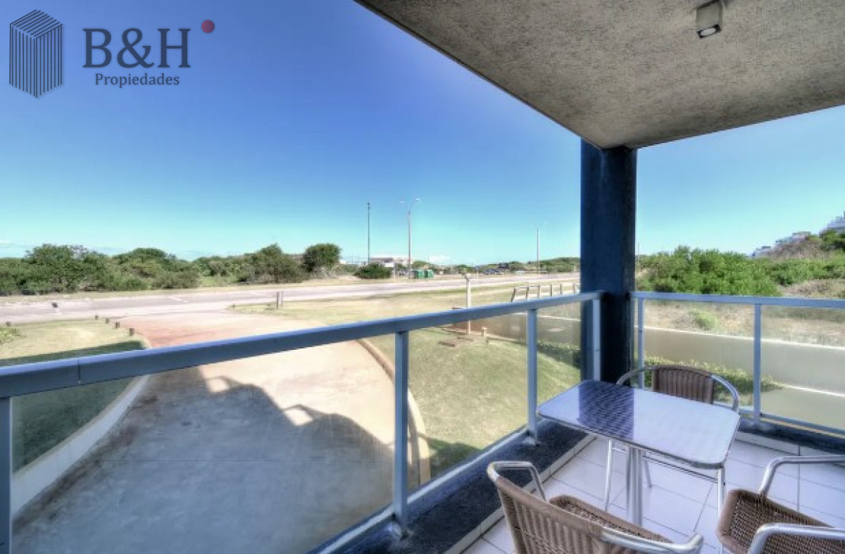 Apartamento ID.2176 - Apartamento de 3 Dormitorios en Venta Primera Línea del Mar, Playa Brava Punta del Este