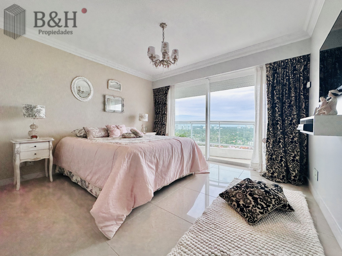 Apartamento ID.4496 - Lujoso Penthouse de 4 Dormitorios con Vista al Mar sobre Playa Mansa, Punta del Este