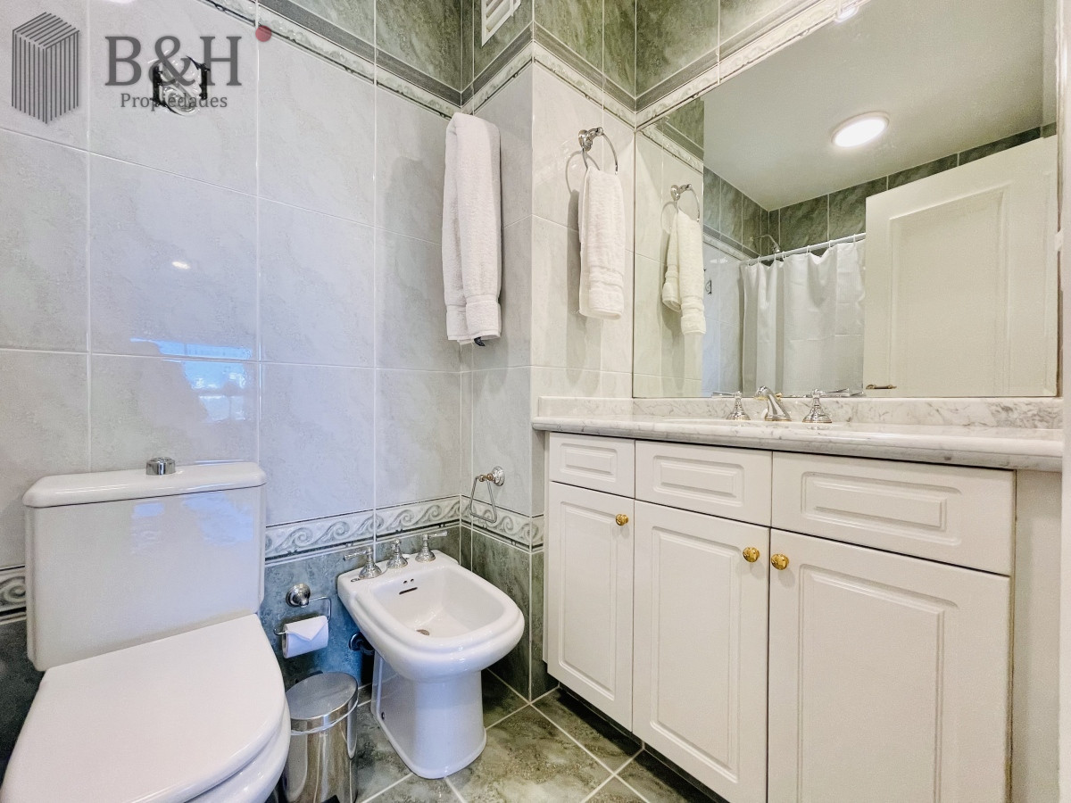 Apartamento ID.2030 - Apartamento de 3 Dormitorios sobre Playa Mansa, en Venta y Alquiler