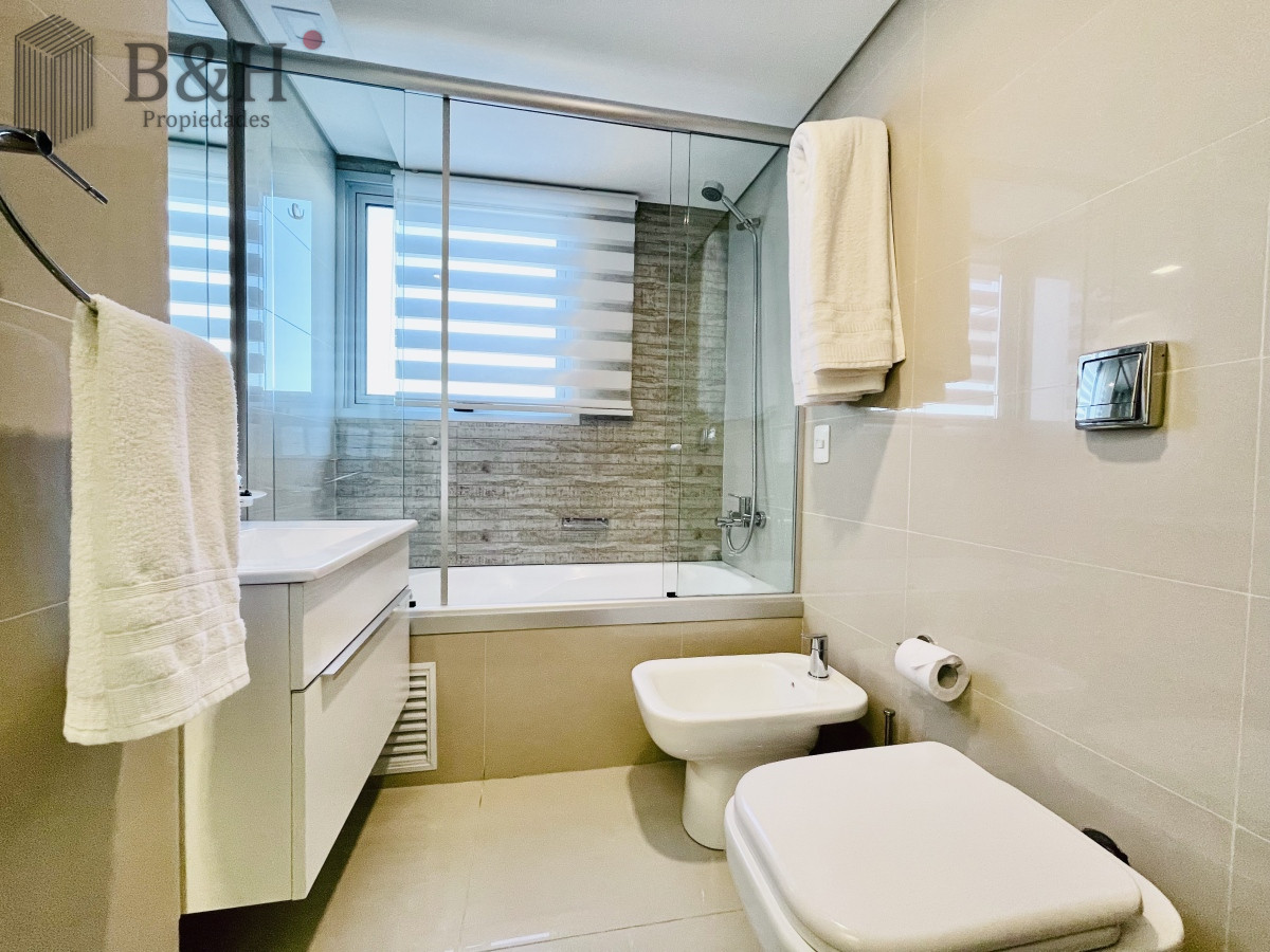 Apartamento ID.3262 - Apartamento de 3 Dormitorios y Dependencia, con Parrillero y Vista al Mar en Playa Brava, Punta del Este 