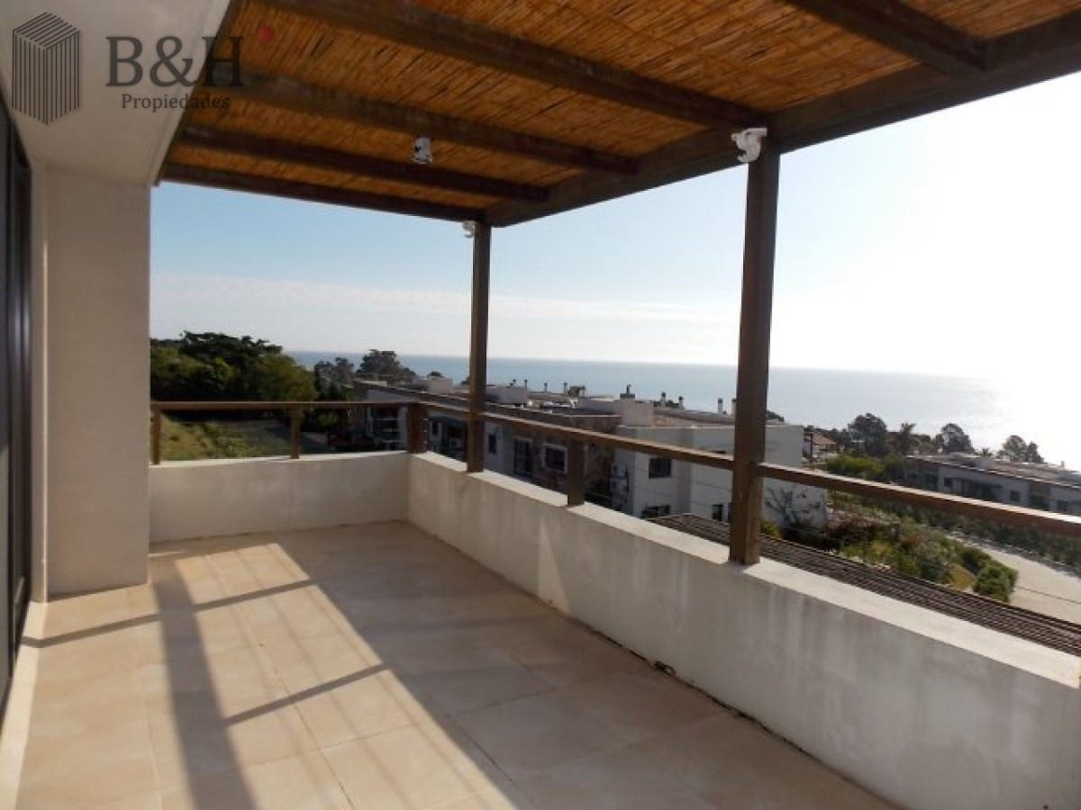 Apartamento ID.6472 - Excelente y amplio departamento duplex en venta de 3 dormitorios mas dependencia con parrillero, Punta Ballena