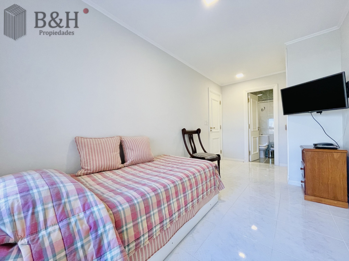 Apartamento ID.2030 - Apartamento de 3 Dormitorios sobre Playa Mansa, en Venta y Alquiler