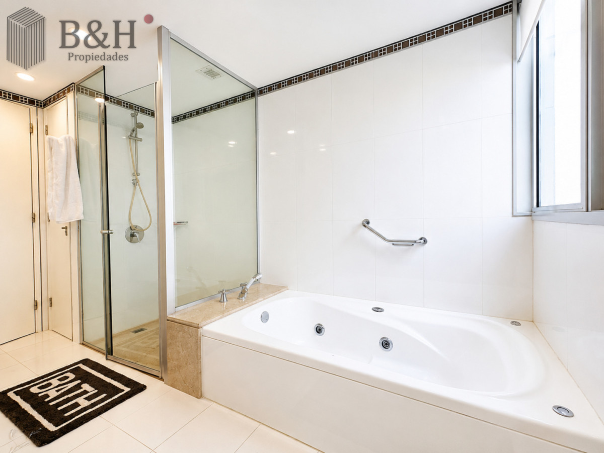 Apartamento ID.2690 - Oportunidad en Venta y Alquiler temporal de maravilloso departamento esquinero en Torre Le Parc, Playa Brava, Punta del Este