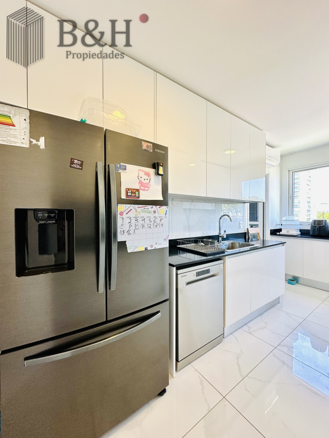 Apartamento ID.3916 - Apartamento Frente al Mar de 3 Dormitorios y Dependencia en Playa Mansa, Punta del Este 