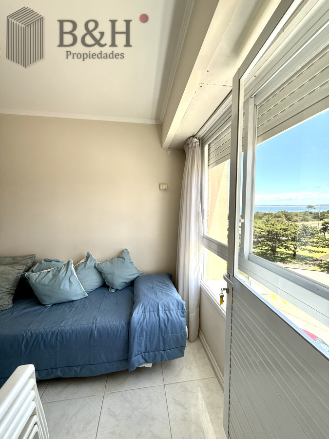 Apartamento ID.6171 - Alquiler temporario de apartamento esquinero de tres dormitorios más dependencia de servicio sobre Playa Mansa, Punta del Este